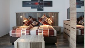 Une chambre à coucher moderne avec un grand lit, deux tables de chevet et une tête de lit en bois.