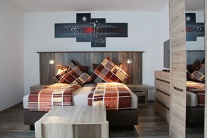 商务公寓 (Nr. 4) | 高档床上用品、办公桌、笔记本电脑工作区、遮光窗帘