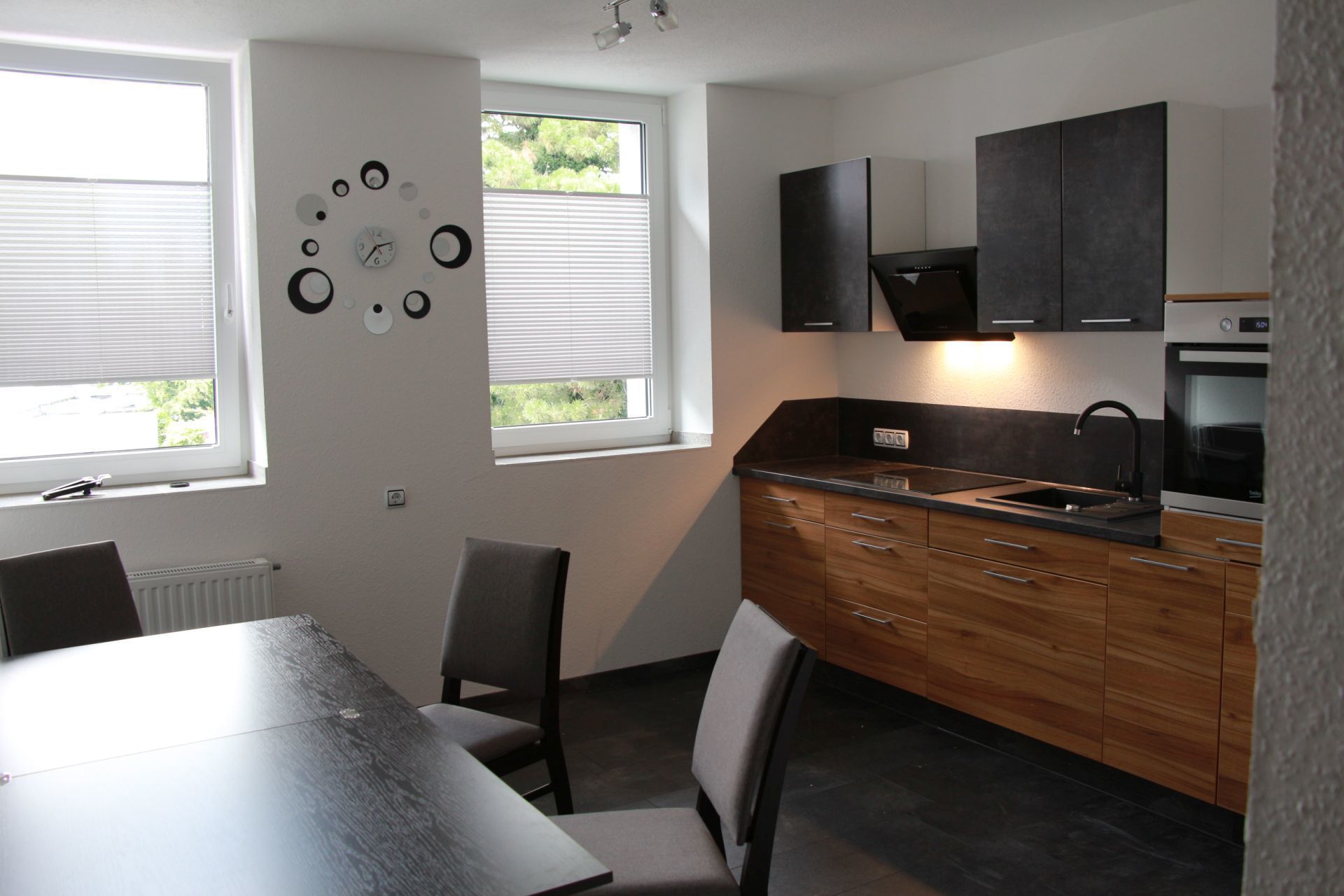 Business-Apartment (Nr. 3) | Eigene Küche | Kühlschrank, Ofen, Herdplatte, Geschirrspüler