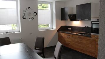 Business-Apartment (Nr. 3) | Eigene Küche | Kühlschrank, Ofen, Herdplatte, Geschirrspüler