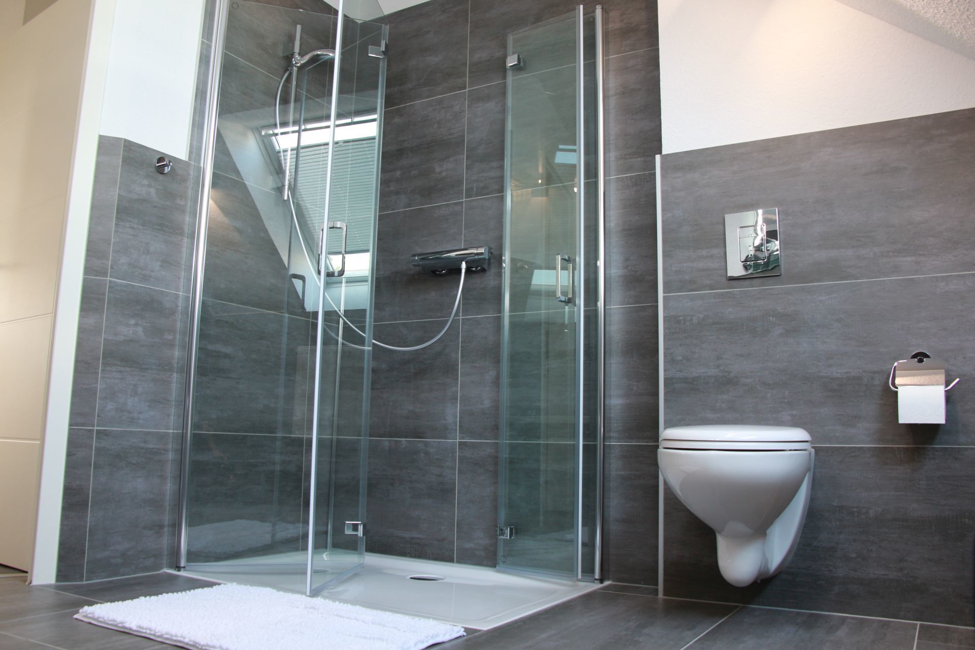 Luxury Apartment (Nr. 5) | Bathroom | Separate bathtub and shower, rainfall showerhead, free toiletries