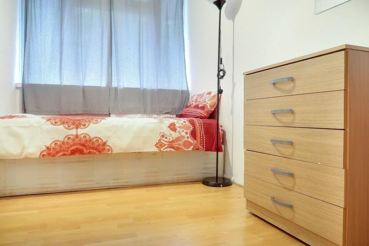 Single Room (Room 4) | Free WiFi