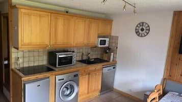 Frigorífico, microondas, horno y placa de cocina