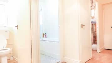 Combined shower/bathtub, towels