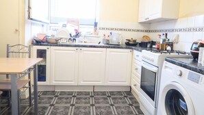 Shared kitchen - Patrick Connolly Gardens (London)