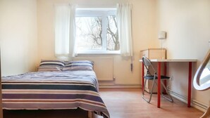 Double Room (Room 1) | WiFi (free), individually decorated, individually furnished - Patrick Connolly Gardens (London)