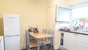 Shared kitchen - Patrick Connolly Gardens (London)