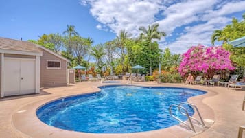 Utendørsbasseng og et oppvarmet basseng