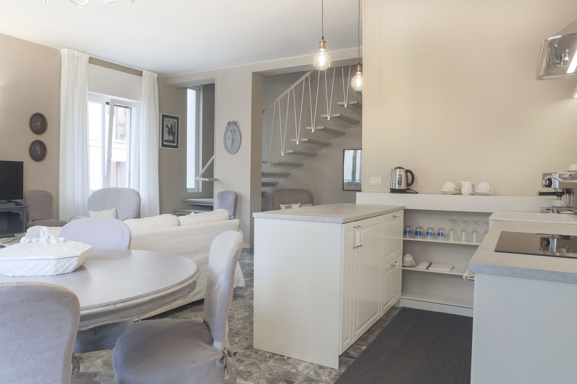 Een koelkast met diepvriezer, een kookplaat, een vaatwasser