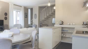 Refrigerador con congelador, parrilla de estufa y lavavajillas