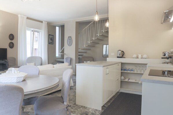 Großer Kühlschrank, Herdplatte, Geschirrspüler, Espressomaschine