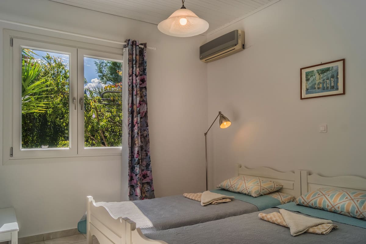 Apartment | Blackout drapes, WiFi (free), bed sheets