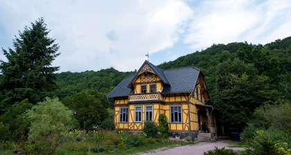 Landhaus Kunterbunt en el bosque y río con pollo y ovejas en el bosque de Turingia