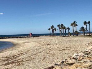 Una playa cerca, sillas reclinables de playa
