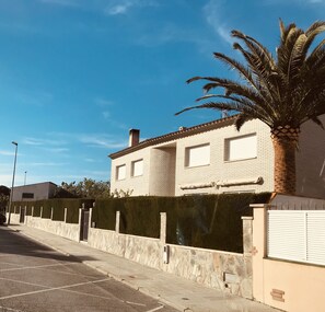 Property grounds - Exclusive Vila with private pool, wifi and air condition (Cambrils)