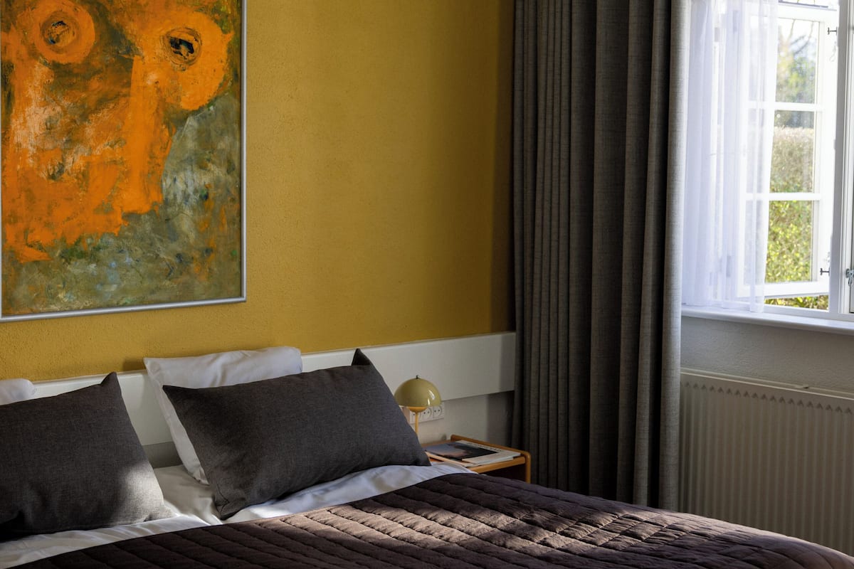 Free WiFi, bed sheets