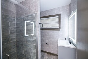 Combined shower/bathtub, hair dryer, towels, soap - Modern Home 10 mins to Downtown and Airport 6 beds (Atlanta)