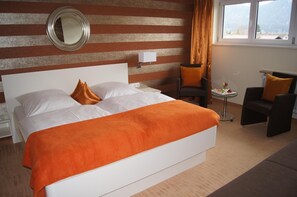 Minibar, desk, free WiFi, bed sheets - Hotel Christine (Fuessen)