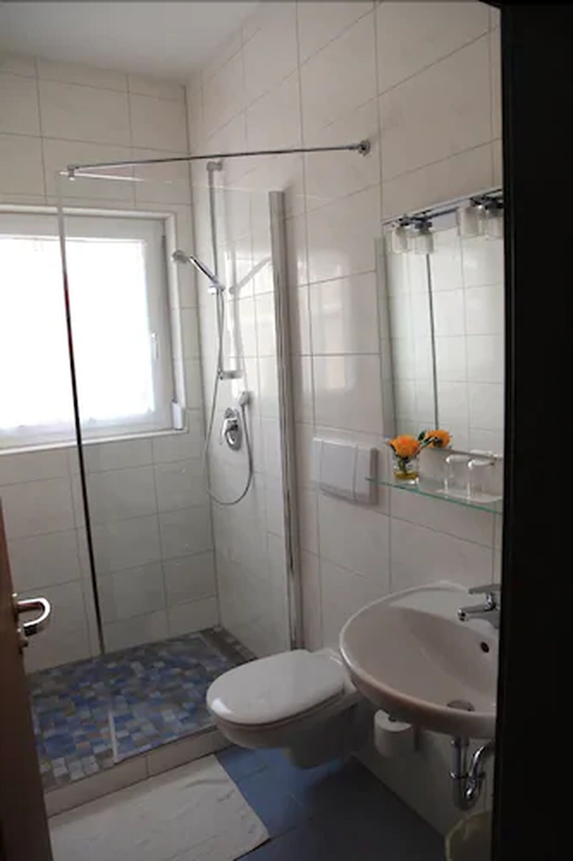 double room (shower) | bathroom | shower, free toiletries, hair dryer, towels