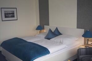 Minibar, desk, free WiFi, bed sheets - Hotel Christine (Fuessen)