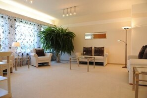 Lobby sitting area - Hotel Christine (Fuessen)