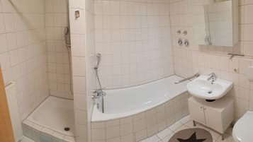 Apartment | Badezimmer | Dusche, Handtücher