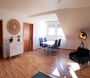 Apartment | Wohnbereich | 120-cm-LED-Fernseher mit Kabelempfang, Fernseher