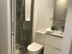 Standard Double Room | Bathroom | Shower, towels - Hôtel Le Cheval Blanc (Saint-Just)