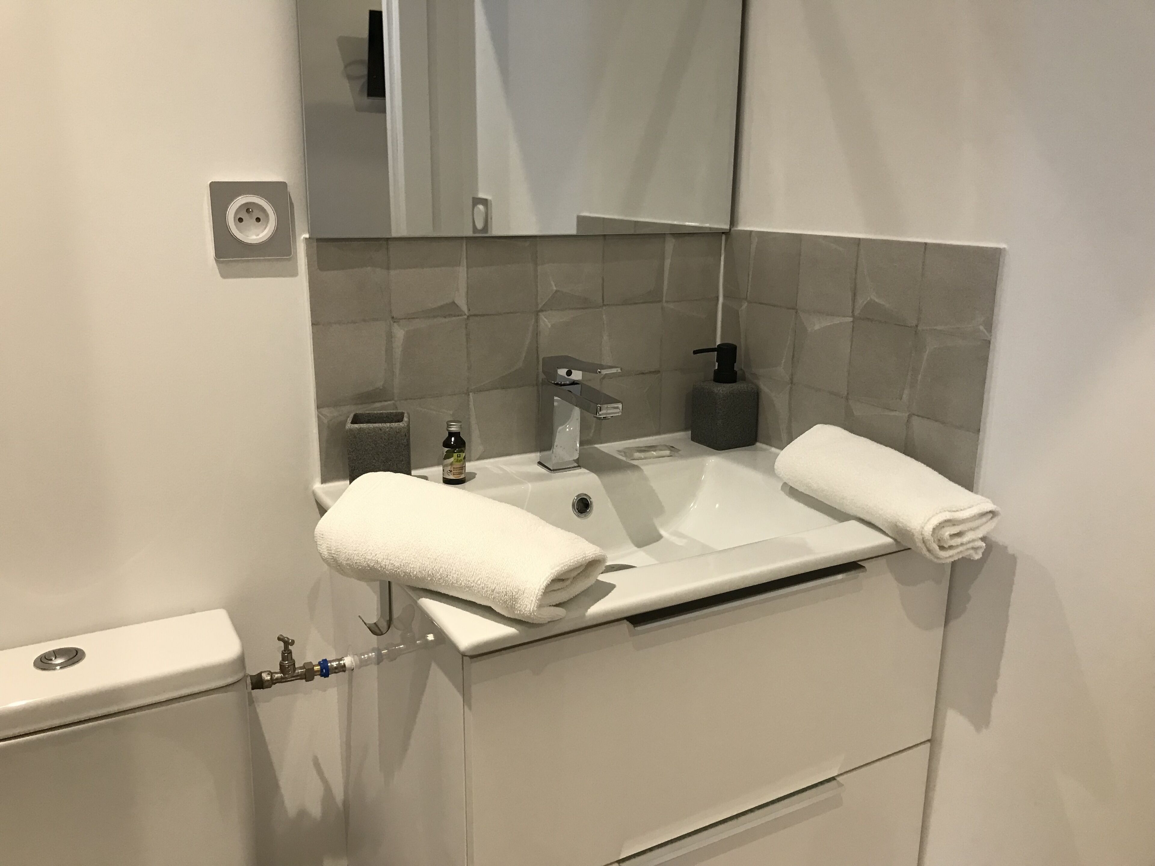 Standard Double Room | Bathroom | Shower, towels