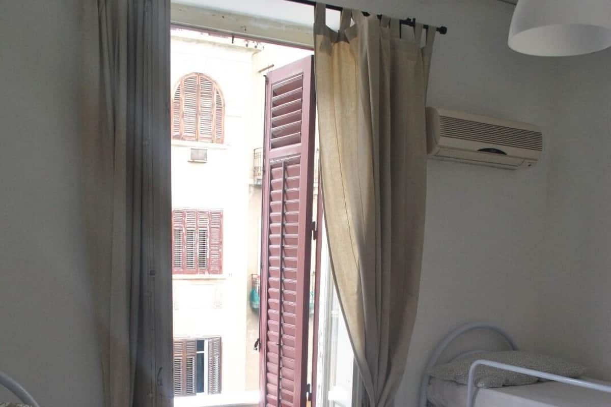 Soundproofing, free WiFi, bed sheets
