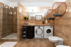 Suite estudio Deluxe | Baño | Regadera, regadera tipo lluvia, amenidades de baño gratuitas 