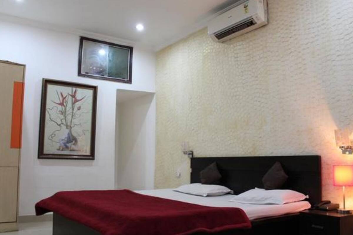 Deluxe Double Room | Laptop workspace, free WiFi