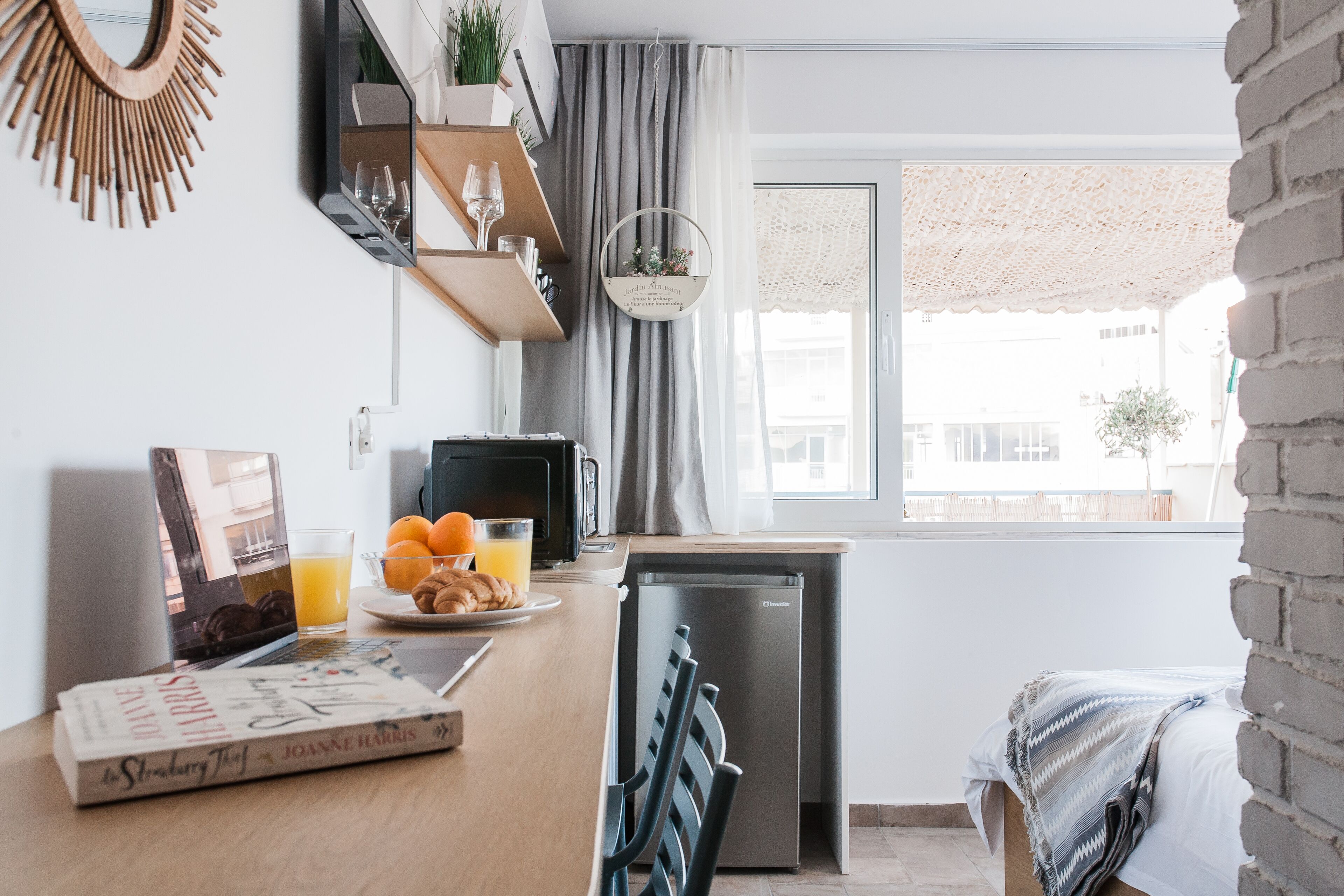 Wake up with Acropolis view! | Área de estar | Smart TV 28 polegadas com canais digitais, TV