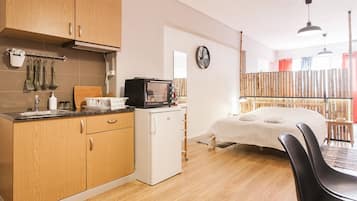 Newly renovated, centrally located near Acropolis | Cozinha americana privada | Geladeira, micro-ondas, máquina de café expresso, cafeteira/chaleira