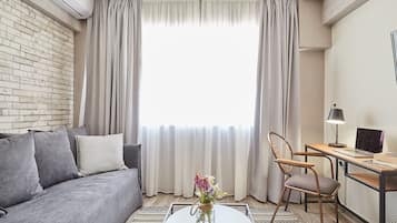 Walk Ancient Athens from this 1BDR near Acropolis! from this 1BDR near Acropolis | 1 quarto, roupas de cama premium, cofres nos quartos