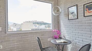 Walk Ancient Athens from this 1BDR near Acropolis! from this 1BDR near Acropolis | Vista do quarto