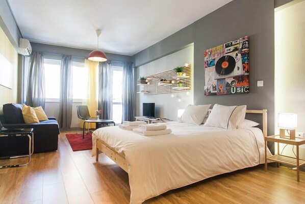 Athens Loft with Acropolis view | Roupas de cama premium, cofres nos quartos, individualmente decorados