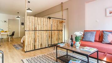 Newly renovated, centrally located near Acropolis | Área de estar | Smart TV 28 polegadas com canais digitais, TV