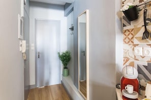 Athens Loft with Acropolis view | Área de estar | Smart TV 28 polegadas com canais digitais, TV