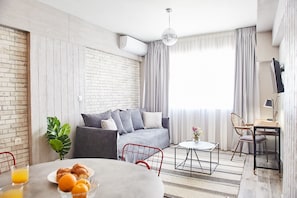 Walk Ancient Athens from this 1BDR near Acropolis! from this 1BDR near Acropolis | Sala de estar | Smart TV 28 polegadas com canais digitais, TV