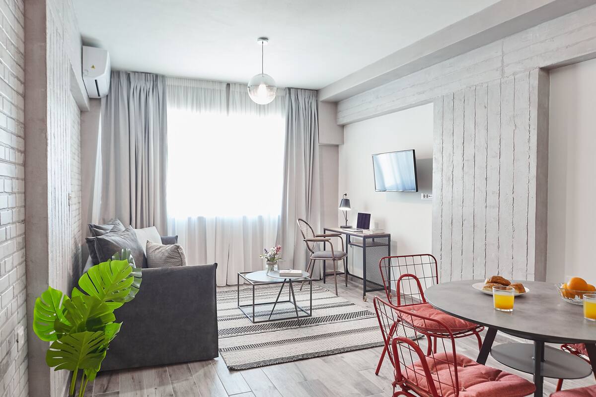 Walk Ancient Athens from this 1BDR near Acropolis! from this 1BDR near Acropolis | 客厅 | 28-英寸智能电视 （配备数码频道）、电视