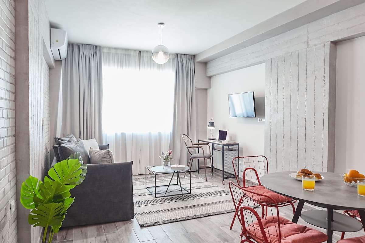 Walk Ancient Athens from this 1BDR near Acropolis! from this 1BDR near Acropolis | Soggiorno | Smart TV 28 pollici con canali digitali, TV