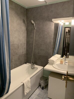 Bathtub, hair dryer, towels, soap - DISNEYLAND flat, 8 guests, Wifi, RER A train at 2mn walk ,Paris 35 mnLuxury Apt (Chessy)