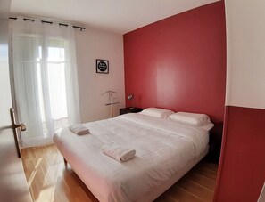 2 bedrooms, desk, iron/ironing board, travel cot - DISNEYLAND flat, 8 guests, Wifi, RER A train at 2mn walk ,Paris 35 mnLuxury Apt (Chessy)