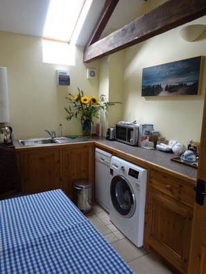 Full-sized fridge, microwave, dishwasher, coffee/tea maker - The Old Farmhouse (Milton Keynes)