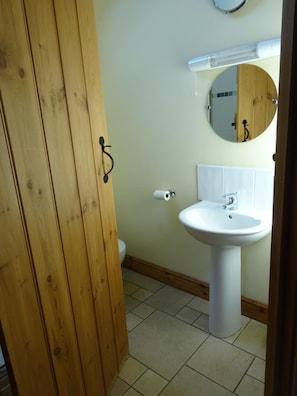 Douche, douche à « effet pluie », serviettes fournies