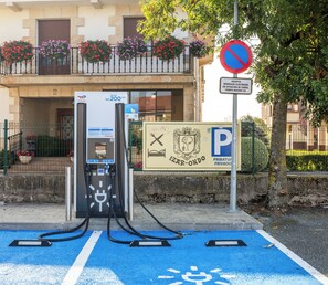 Sähköajoneuvon latausasema