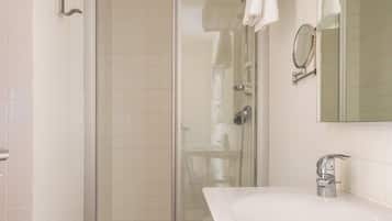 Quarto casal econômico | Banheiro | Chuveiro, secador de cabelo, toalhas de banho