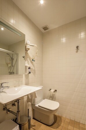 Double Room | Bathroom | Shower, hair dryer, towels