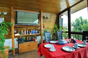 Café da manhã com pratos da culinária local grátis todos os dias